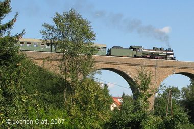 Dampfzug mit 38 3199 auf der Talbrücke Haupersweiler. © Jochen Glatt