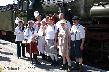 Eine historische Schulklasse nutzte das Jubiläum gemeinsam mit ihrem Lehrer zu einem Schulausflug zum fest nach Niederkirchen. © Reiner Kunz